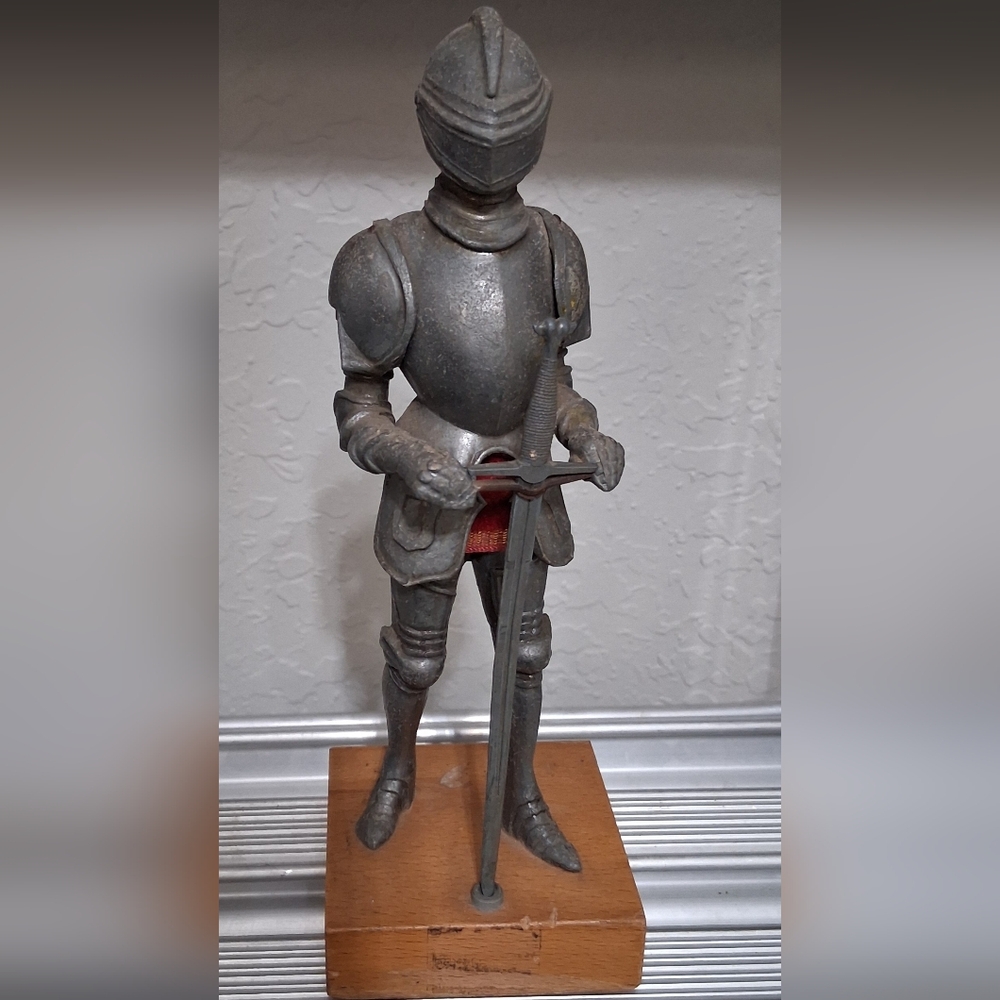 Medieval Knight Armor Statue in Gray